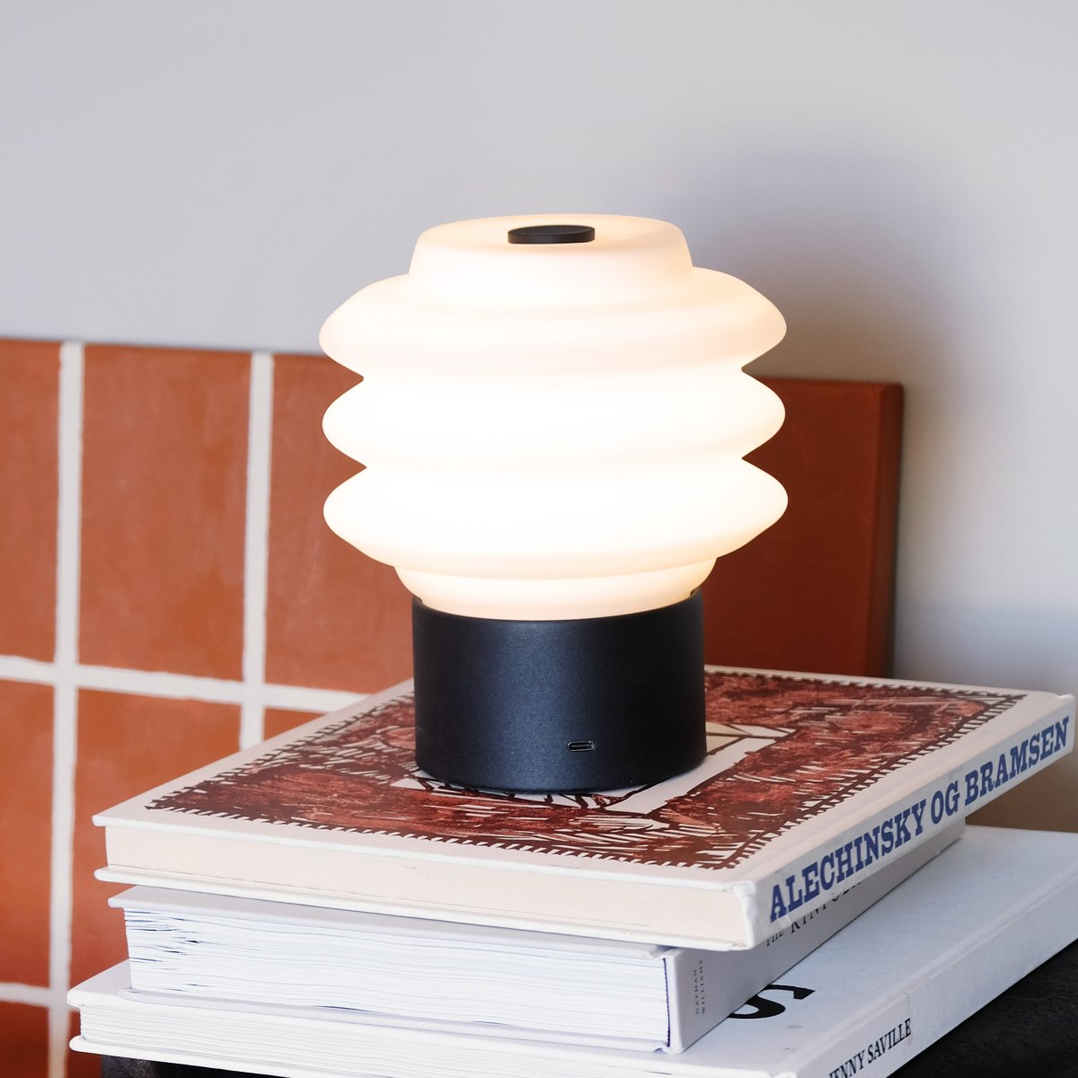 Diva LED 18cm Musta Siirrettävä valmistajalta Dyberg Larsen - Tillverkad av opalglas ger den ett mjukt, behagligt sken, och den inbyggda LED-tekniken g&ouml;r den energieffektiv och h&aring;llbar.