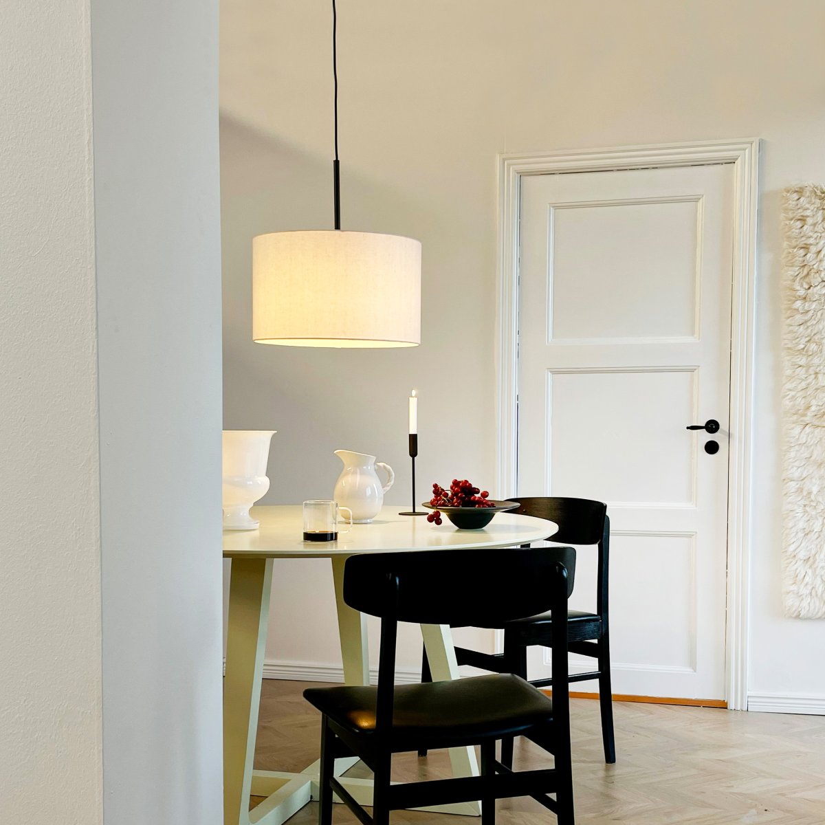 Calix high Ø45 Luonnonvalkoinen kattovalaisin valmistajalta Dyberg Larsen - Calix &auml;r en modern pendel med tidl&ouml;s design.