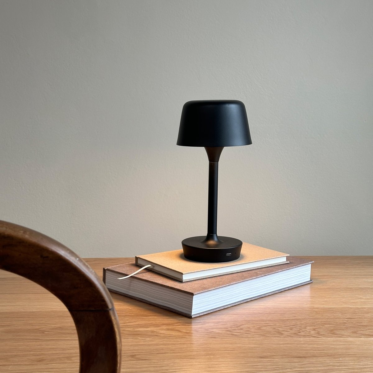 Flow 25cm Musta Siirrettävä valmistajalta Dyberg Larsen - Se ladataan USB-C-kaapelilla (sovitin ei sisälly toimitukseen), ja se on suojattava kosteudelta; se on IP20-sertifioitu.