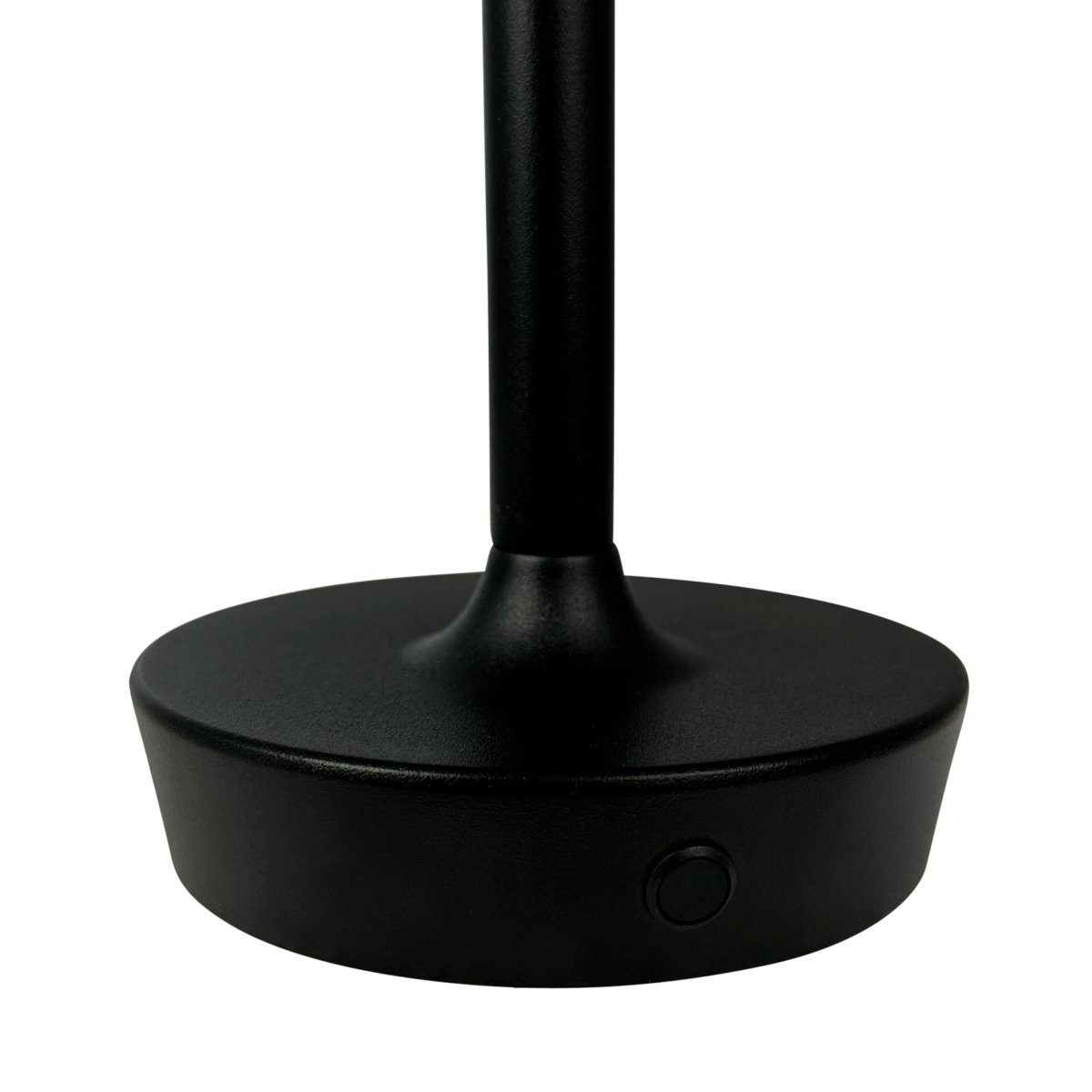 Flow 25cm Musta Siirrettävä valmistajalta Dyberg Larsen - Se ladataan USB-C-kaapelilla (sovitin ei sisälly toimitukseen), ja se on suojattava kosteudelta; se on IP20-sertifioitu.