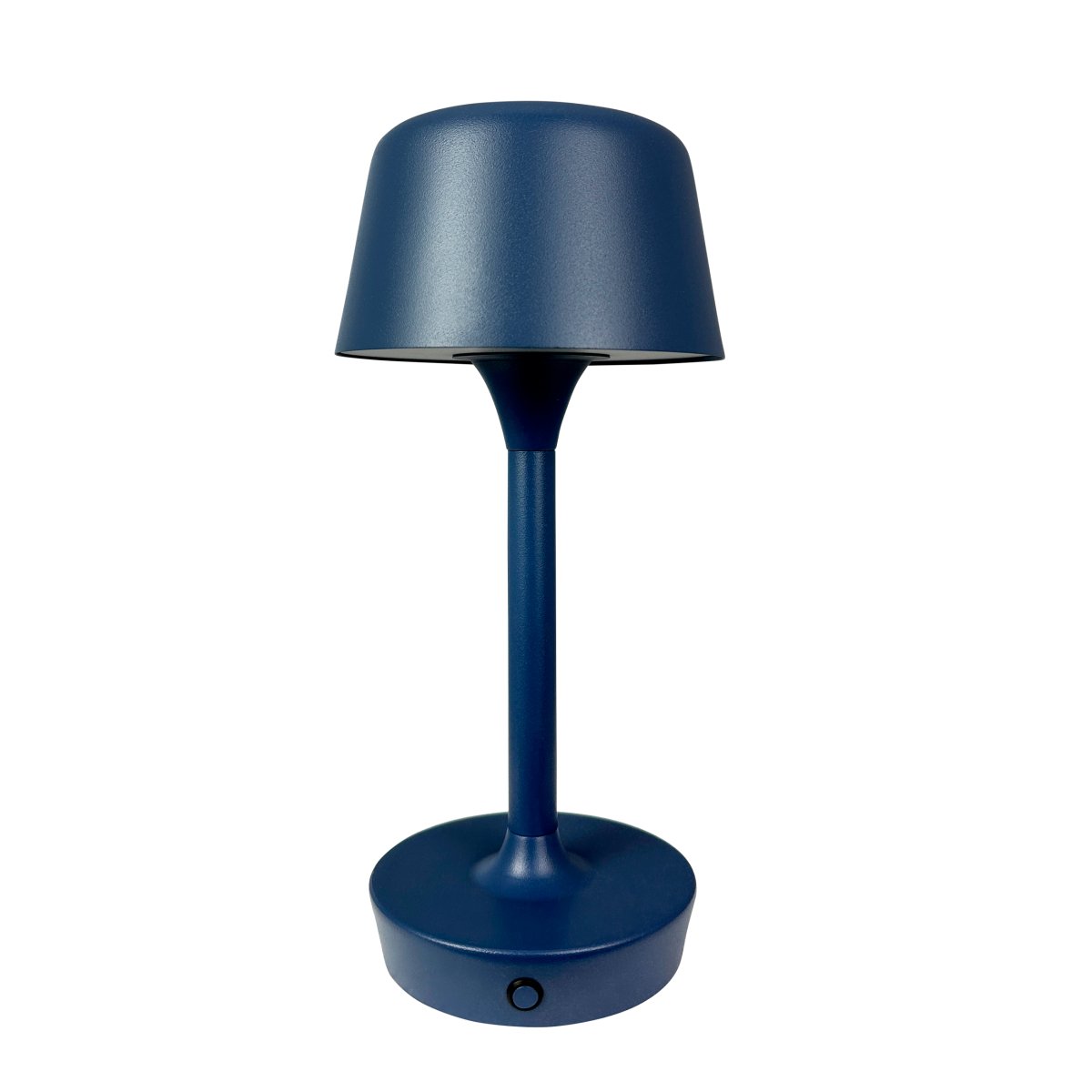 Flow 25cm Indigo Siirrettävä valmistajalta Dyberg Larsen - Se ladataan USB-C-kaapelilla (sovitin ei sisälly toimitukseen), ja se on suojattava kosteudelta; se on IP20-sertifioitu.