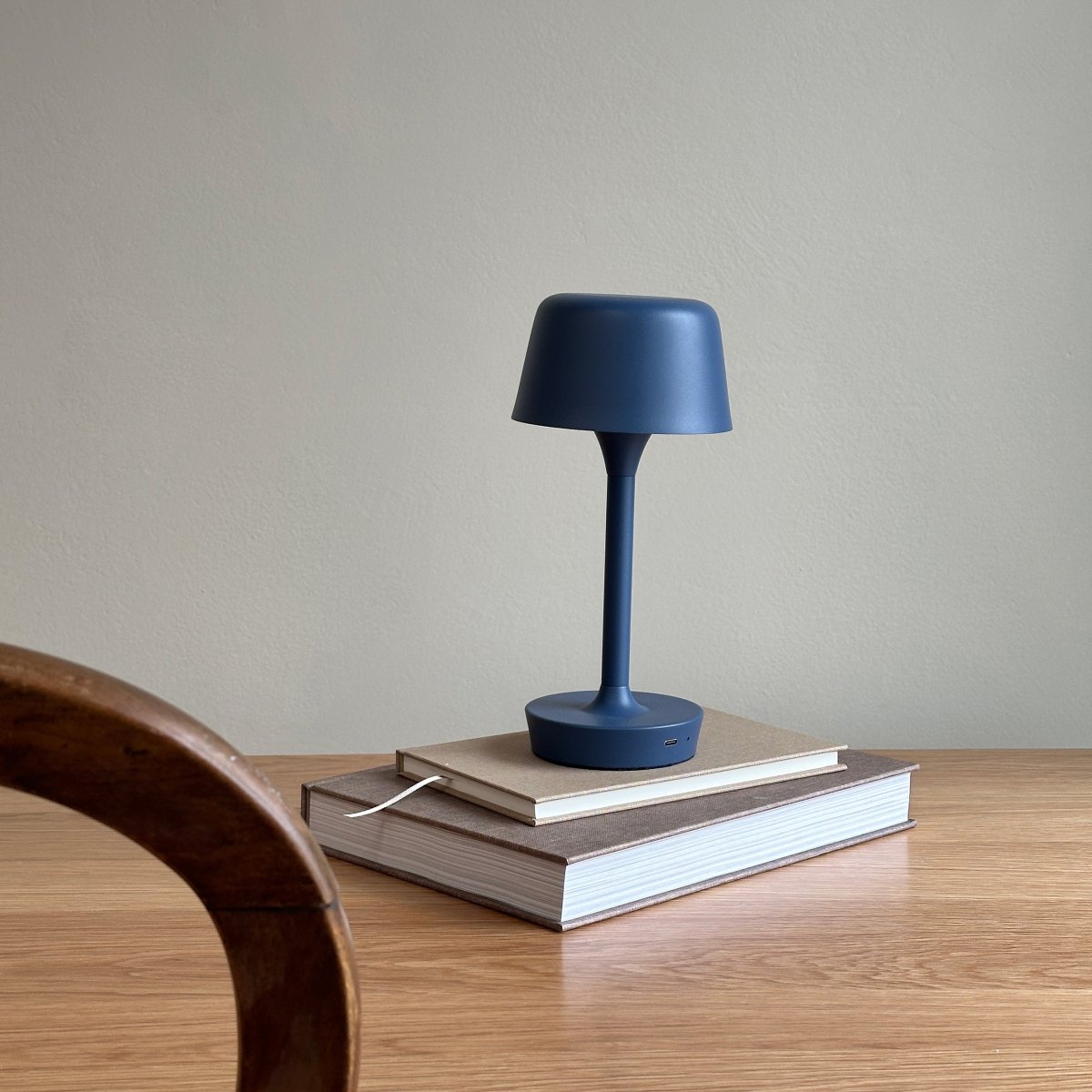 Flow 25cm Indigo Siirrettävä valmistajalta Dyberg Larsen - Se ladataan USB-C-kaapelilla (sovitin ei sisälly toimitukseen), ja se on suojattava kosteudelta; se on IP20-sertifioitu.