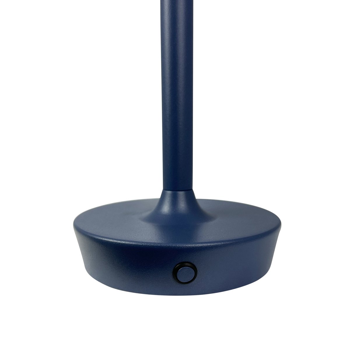 Flow 25cm Indigo Siirrettävä valmistajalta Dyberg Larsen - Se ladataan USB-C-kaapelilla (sovitin ei sisälly toimitukseen), ja se on suojattava kosteudelta; se on IP20-sertifioitu.
