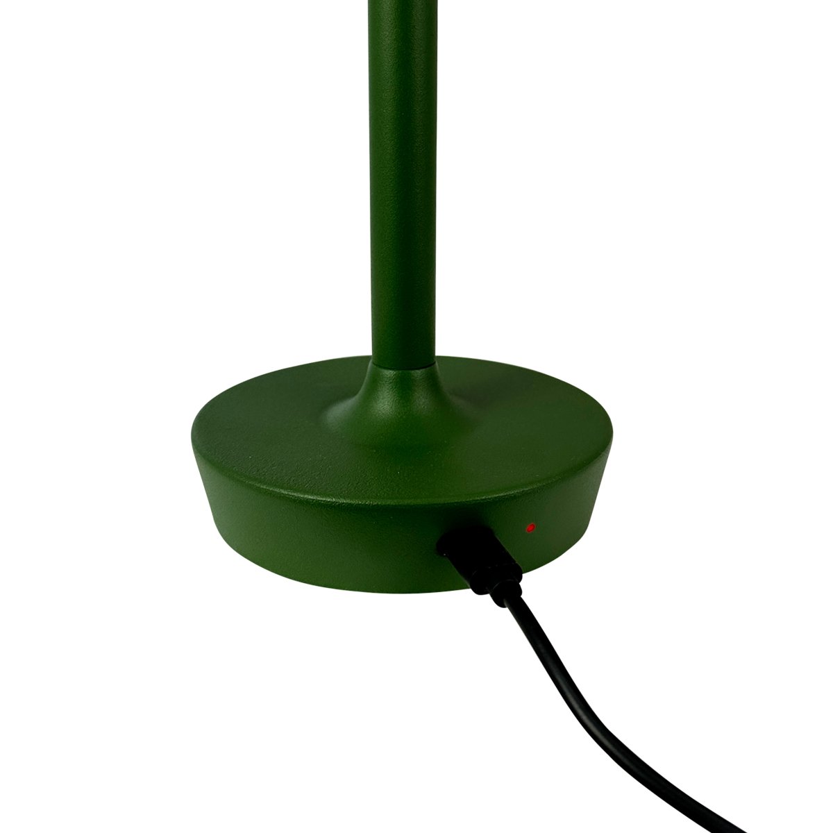 Flow 25cm Tummanvihreä Siirrettävä valmistajalta Dyberg Larsen - Se ladataan USB-C-kaapelilla (sovitin ei sisälly toimitukseen), ja se on suojattava kosteudelta; se on IP20-sertifioitu.