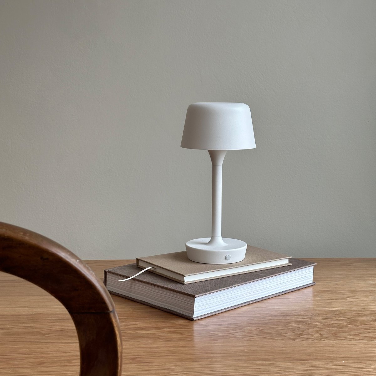 Flow 25cm Valkoinen Siirrettävä valmistajalta Dyberg Larsen - Se ladataan USB-C-kaapelilla (sovitin ei sisälly toimitukseen), ja se on suojattava kosteudelta; se on IP20-sertifioitu.