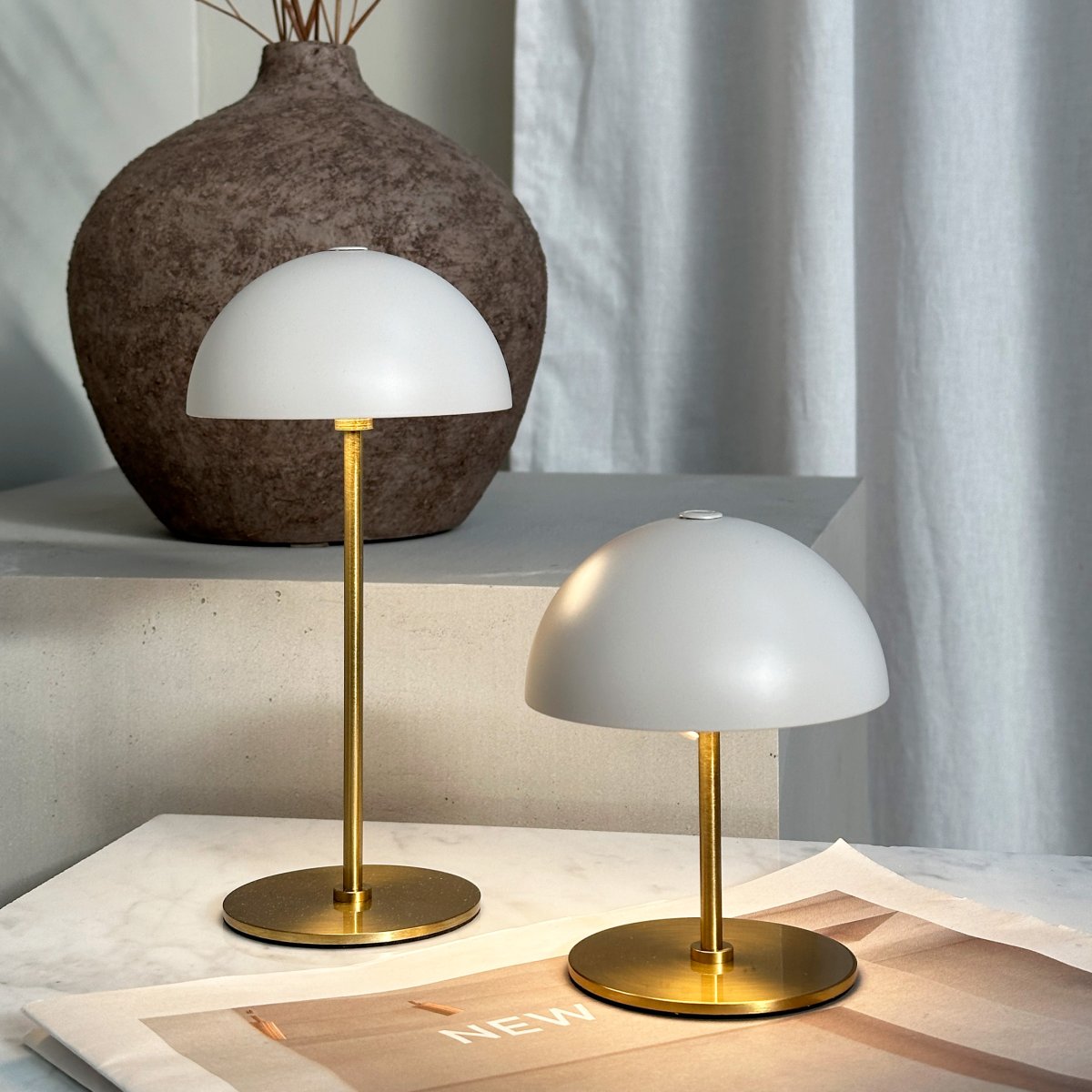 Along Setti 20cm Beige Siirrettävä valmistajalta Dyberg Larsen - Minipöytävalaisimissa, joissa on sisäänrakennettu LED- ja kosketustekniikka, yhdistyvät ajaton muotoilu ja harmonia.