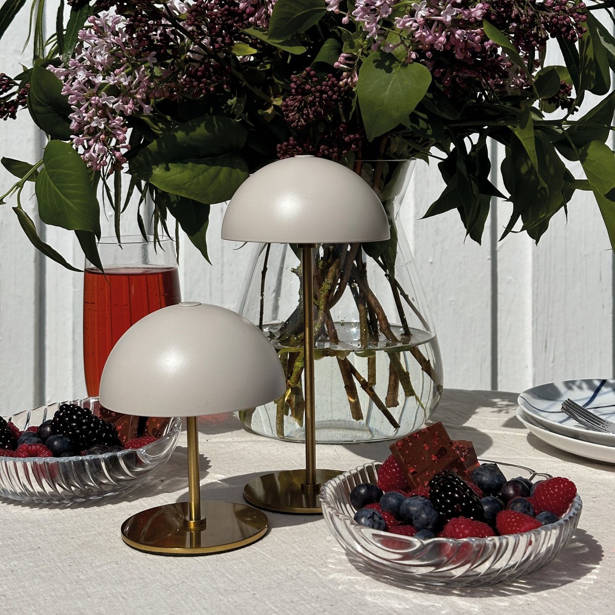 Along Setti 20cm Beige Siirrettävä valmistajalta Dyberg Larsen - Minipöytävalaisimissa, joissa on sisäänrakennettu LED- ja kosketustekniikka, yhdistyvät ajaton muotoilu ja harmonia.