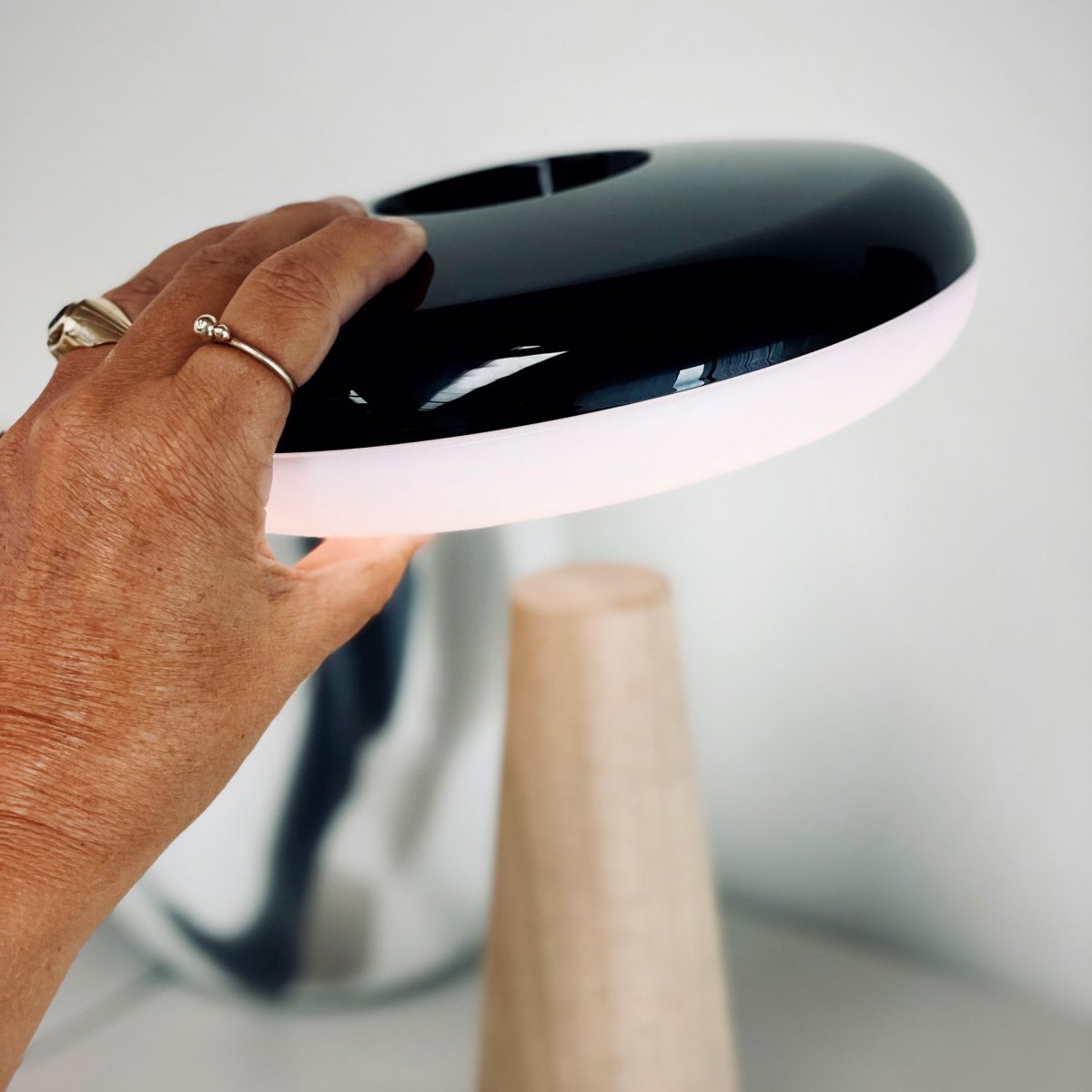 2 Ways 25cm Puu Siirrettävä valmistajalta Dyberg Larsen - Dyberg Larsenin ladattava LED-pöytävalaisin 2 Ways on tyylikäs ja monipuolinen valonlähde, jossa yhdistyvät tyyli ja toimivuus kotonasi.