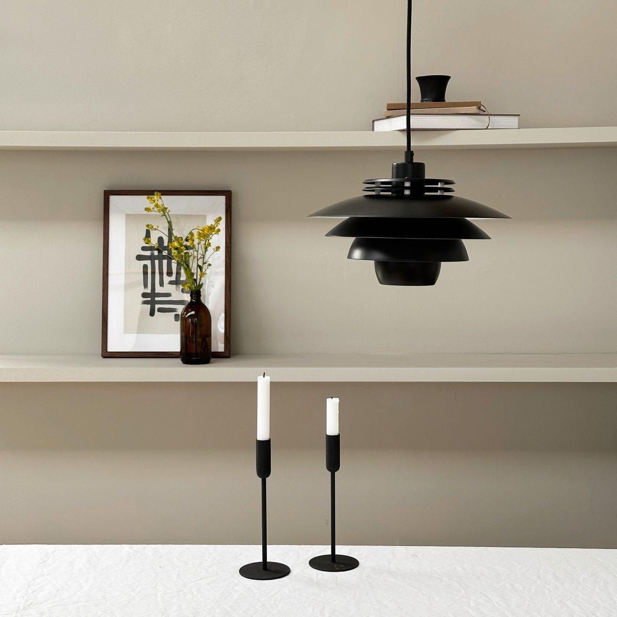 Ejka Ø30 Musta kattovalaisin valmistajalta Dyberg Larsen - Uppt&auml;ck Ejka Mini Pendel, tanskalainen nykyaikainen valaisin, joka sopii täydellisesti pohjoismaiseen kotiin.