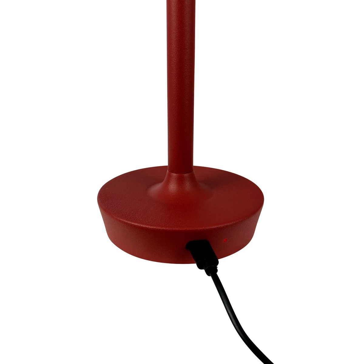 Flow 25cm Tummanpunainen Siirrettävä valmistajalta Dyberg Larsen - Se ladataan USB-C-kaapelilla (sovitin ei sisälly toimitukseen), ja se on suojattava kosteudelta; se on IP20-sertifioitu.