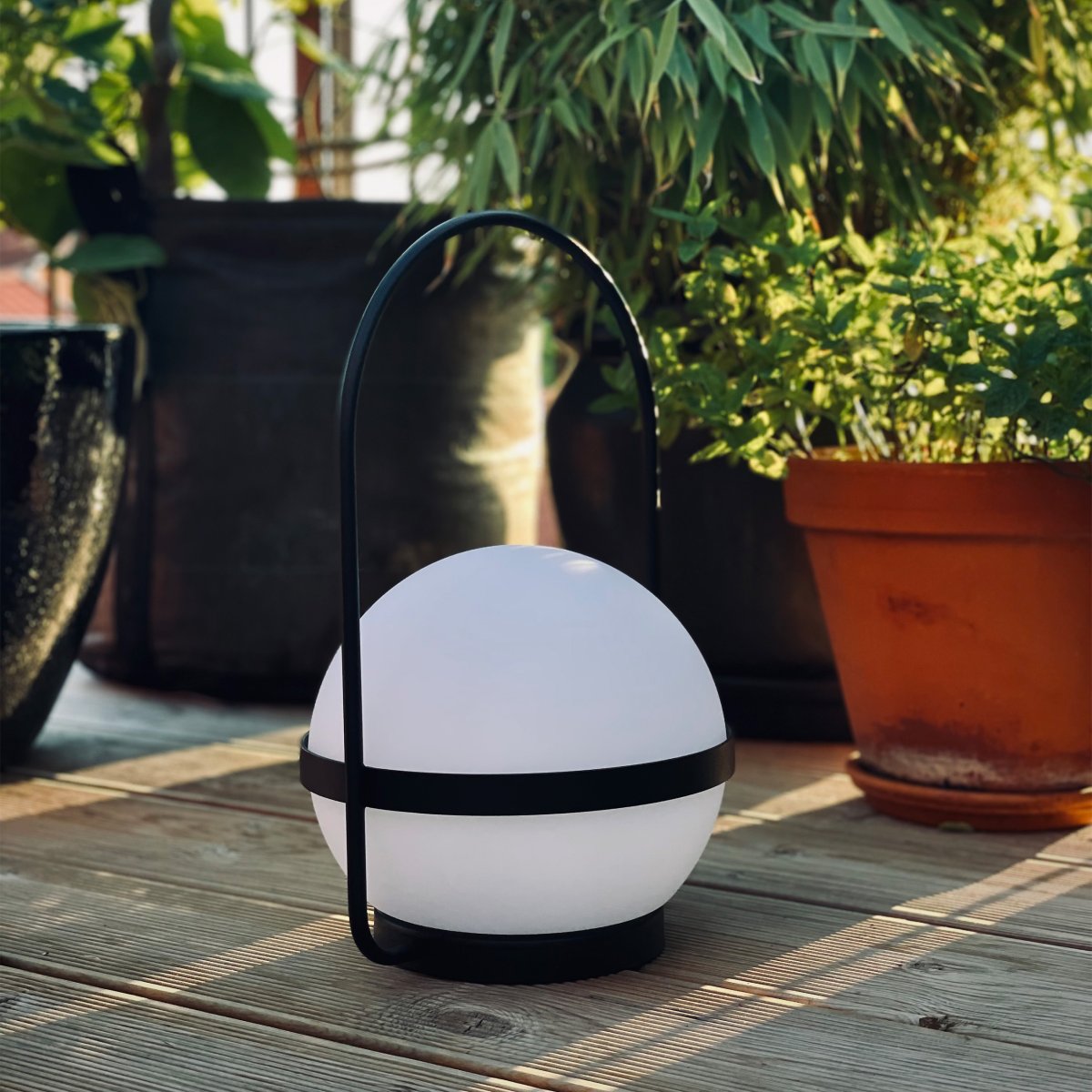 Summer 36cm Musta Siirrettävä valmistajalta Dyberg Larsen - Aurinkokennolla toimiva kesäpöytävalaisin on ladattava LED-lamppu, joka voidaan ladata sekä aurinkokennojen että USB:n kautta.