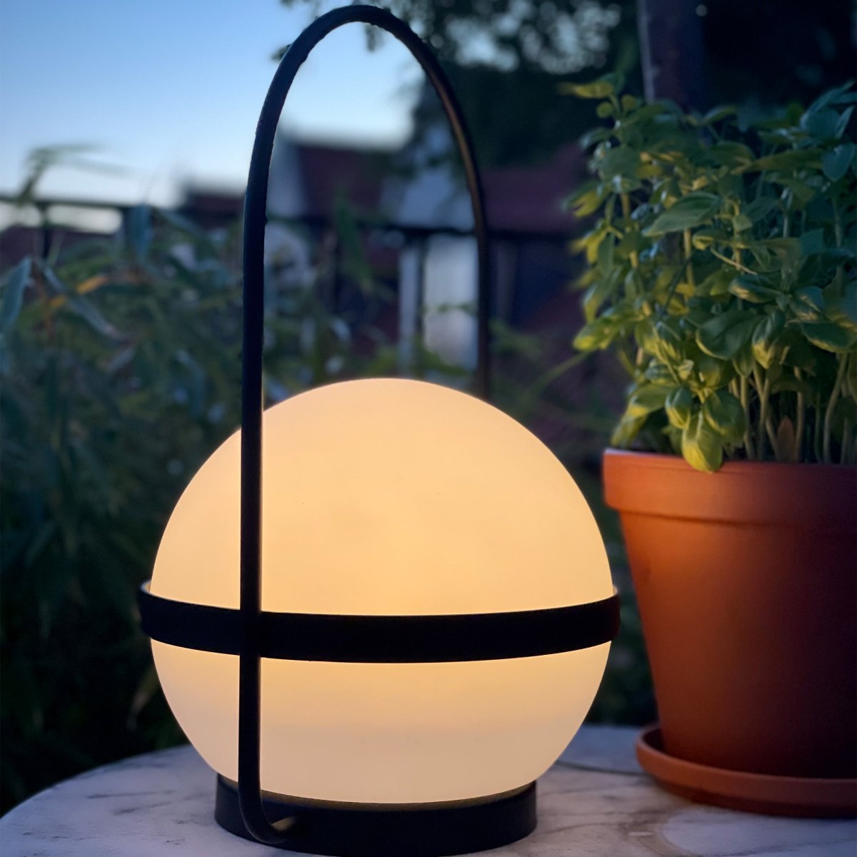 Summer 36cm Musta Siirrettävä valmistajalta Dyberg Larsen - Aurinkokennolla toimiva kesäpöytävalaisin on ladattava LED-lamppu, joka voidaan ladata sekä aurinkokennojen että USB:n kautta.