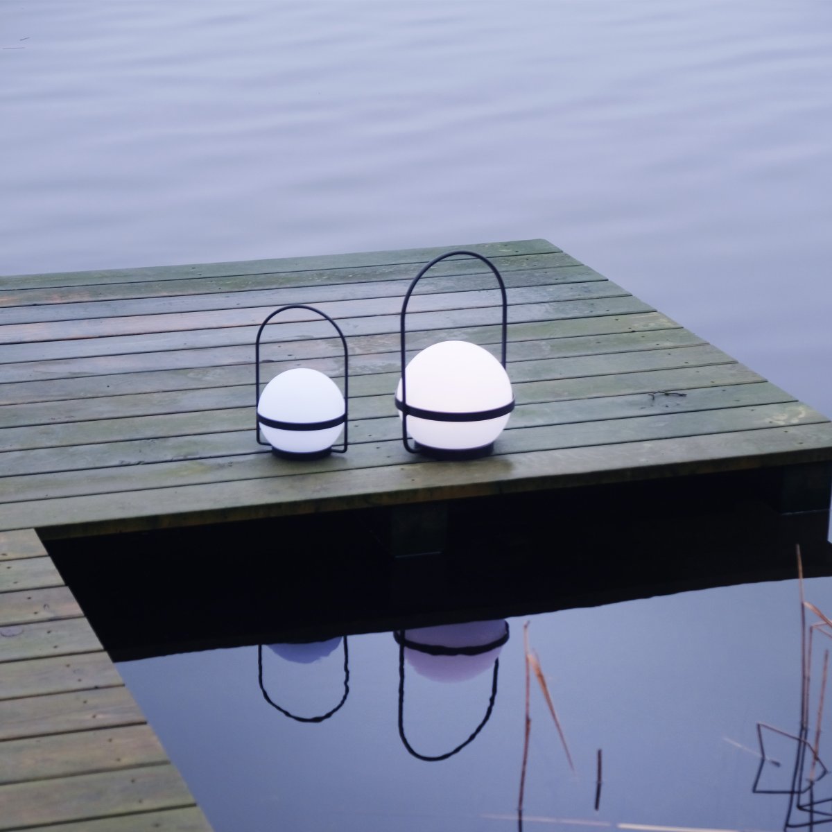 Summer 36cm Musta Siirrettävä valmistajalta Dyberg Larsen - Aurinkokennolla toimiva kesäpöytävalaisin on ladattava LED-lamppu, joka voidaan ladata sekä aurinkokennojen että USB:n kautta.