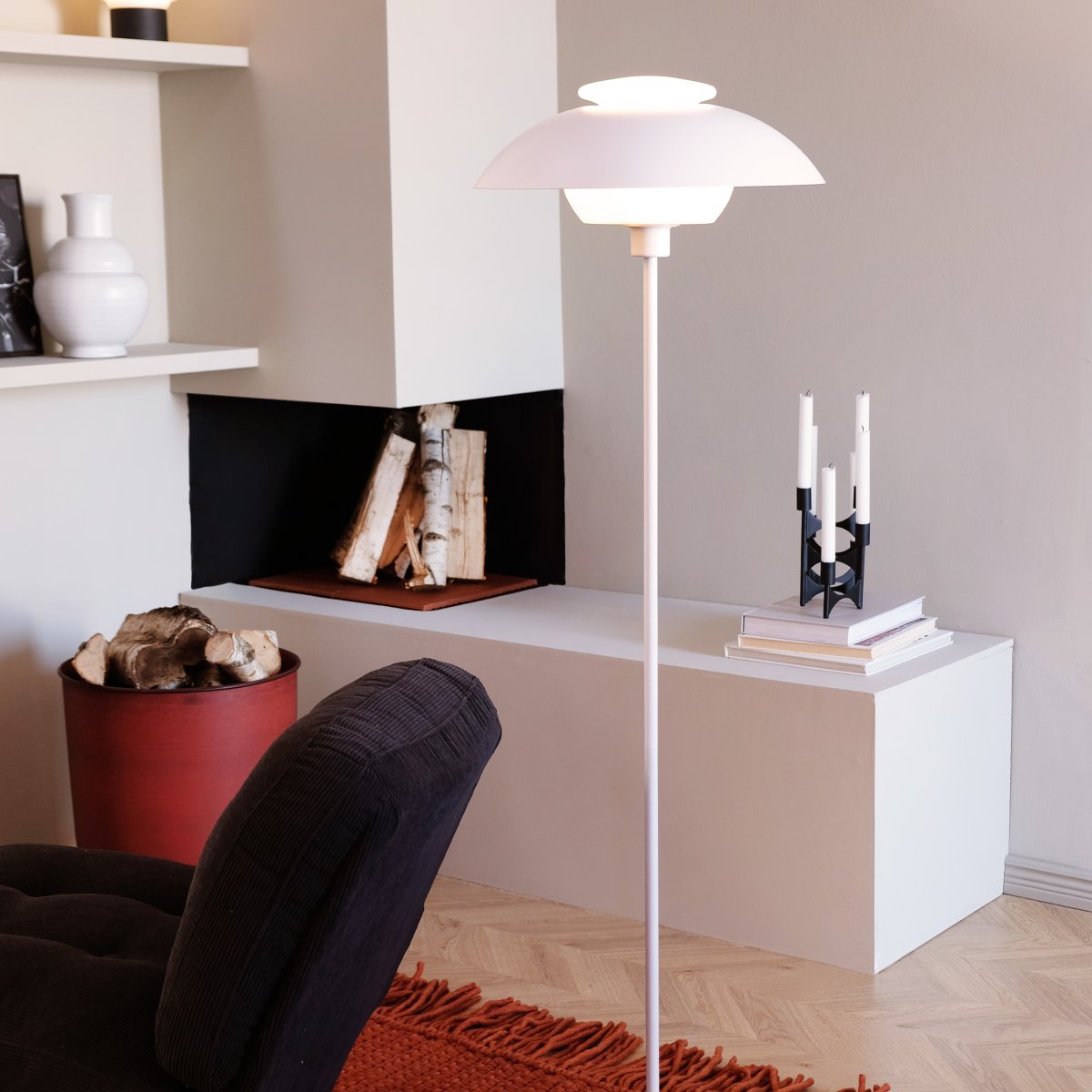 Opus Matta valkoinen lattiavalaisin valmistajalta Dyberg Larsen - Valkoinen metallitanko ja litte&auml; pohja yhdess&auml; huomaamattoman valkoisen tekstiilinauhan kanssa tarjoavat vakautta ja hienostuneisuutta.