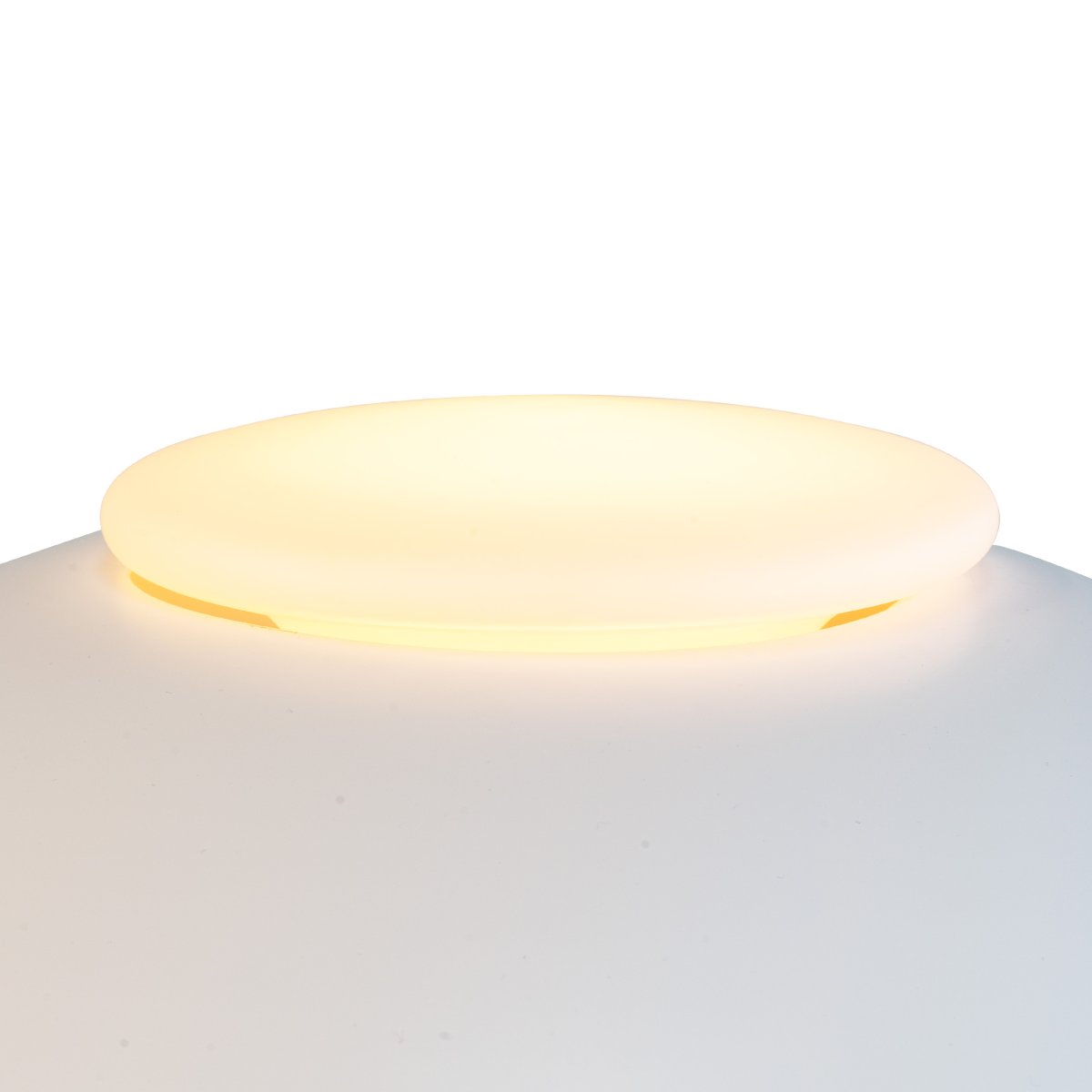 Opus Matta valkoinen lattiavalaisin valmistajalta Dyberg Larsen - Valkoinen metallitanko ja litte&auml; pohja yhdess&auml; huomaamattoman valkoisen tekstiilinauhan kanssa tarjoavat vakautta ja hienostuneisuutta.