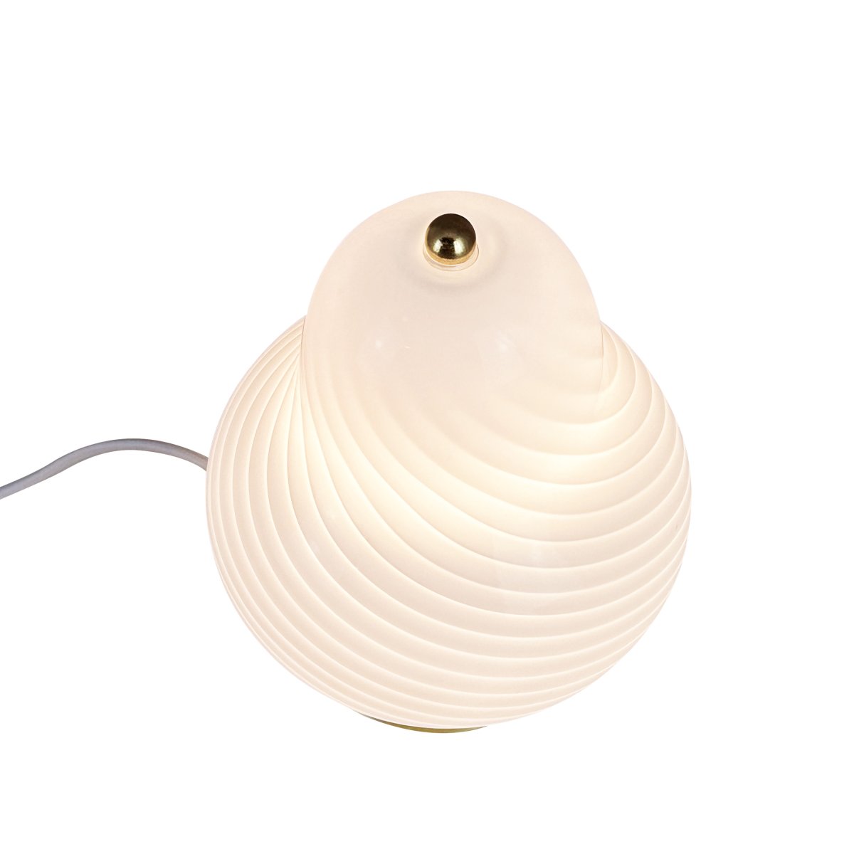 Lucy 20cm Valkoinen pöytävalaisin valmistajalta Dyberg Larsen - Hienostuneen ilmeensä ja miellyttävän valonsa ansiosta Lucy on täydellinen valinta niille, jotka haluavat yhdistää toimivuuden tyylikkääseen muotoiluun.
