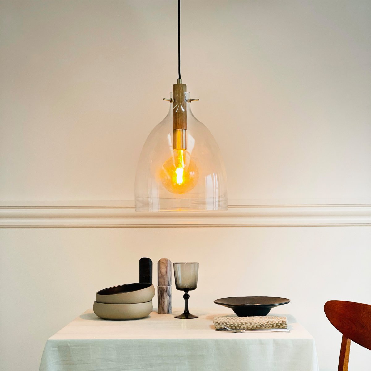 Bistro Ø30 Läpinäkyvä kattovalaisin valmistajalta Dyberg Larsen - Oavsett om du vill lyfta din k&ouml;ksbelysning eller skapa en mysig matplats, erbjuder Bistro taklampa en stilren och funktionell ljusl&ouml;sning.