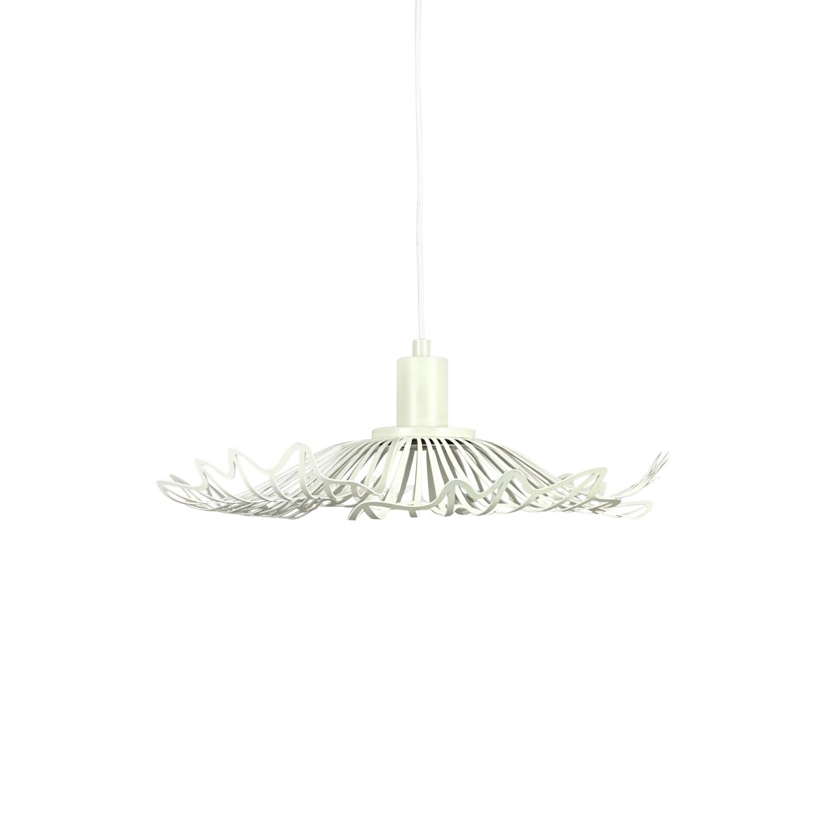 Flora Ø40 Helmen valkoinen kattovalaisin valmistajalta Dyberg Larsen - Finns i tv&aring; eleganta varianter: matt svart, med en industriell fransk k&auml;nsla, och p&auml;rlvitt, som kombinerar romantisk bohemstil med en minimalistisk touch.
