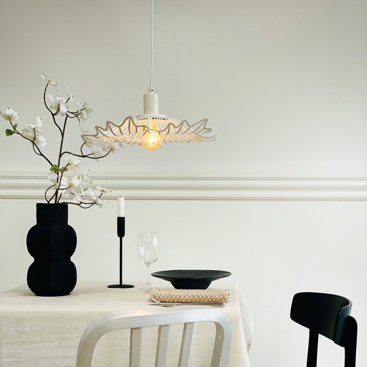 Flora Ø40 Helmen valkoinen kattovalaisin valmistajalta Dyberg Larsen - Finns i tv&aring; eleganta varianter: matt svart, med en industriell fransk k&auml;nsla, och p&auml;rlvitt, som kombinerar romantisk bohemstil med en minimalistisk touch.