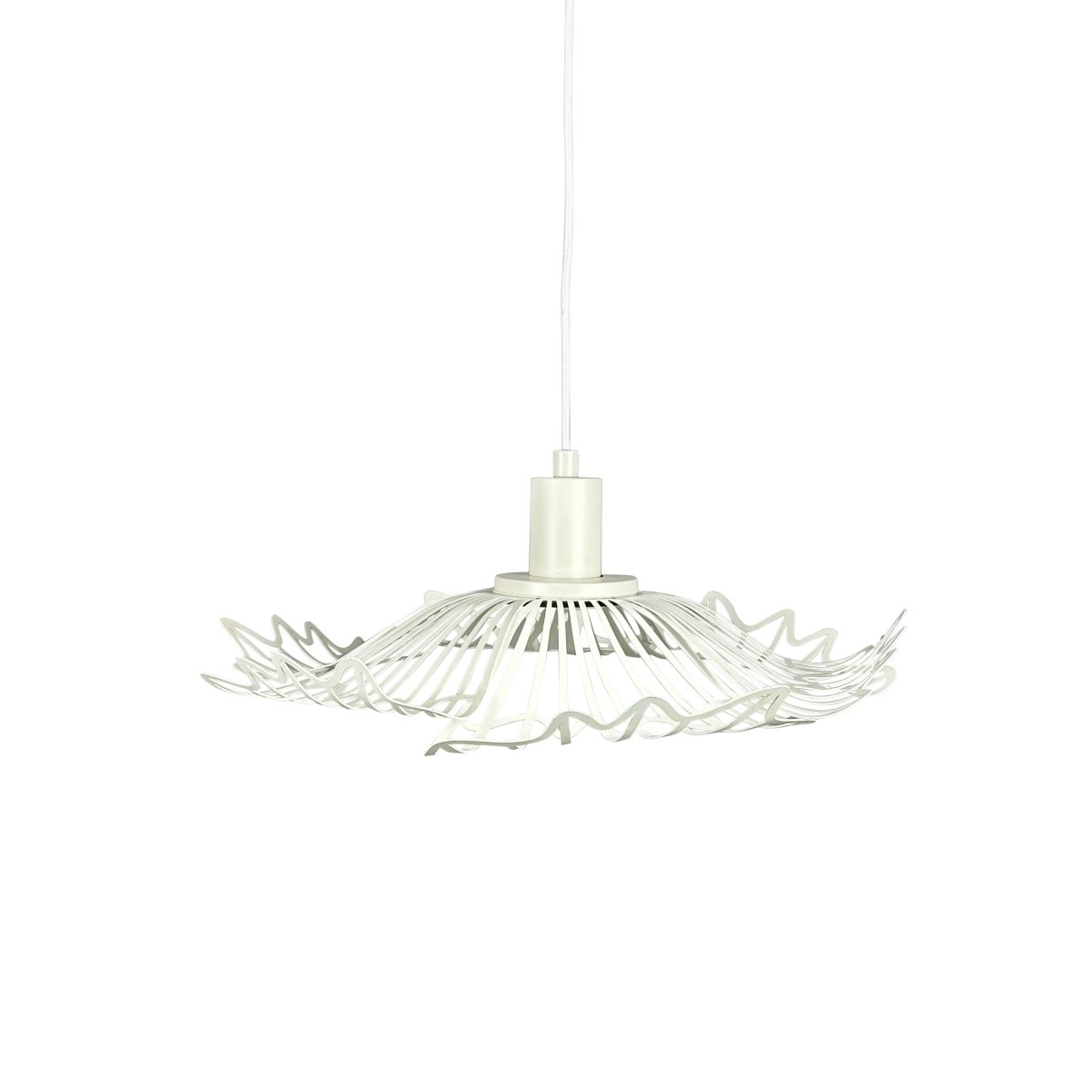 Flora Ø40 Helmen valkoinen kattovalaisin valmistajalta Dyberg Larsen - Finns i tv&aring; eleganta varianter: matt svart, med en industriell fransk k&auml;nsla, och p&auml;rlvitt, som kombinerar romantisk bohemstil med en minimalistisk touch.