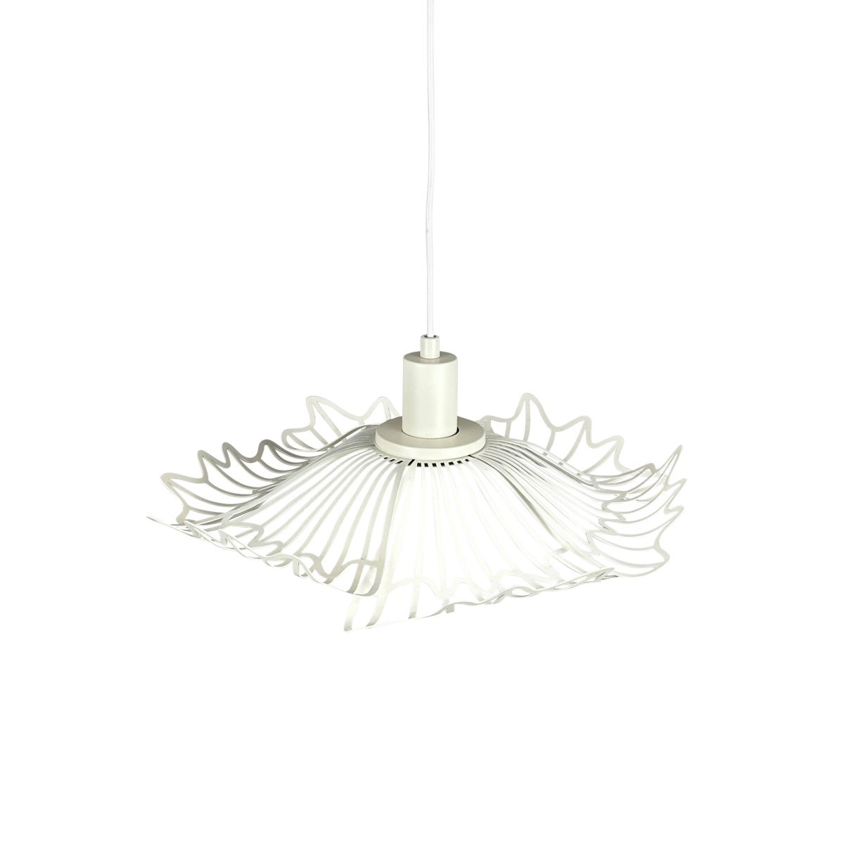 Flora Ø40 Helmen valkoinen kattovalaisin valmistajalta Dyberg Larsen - Finns i tv&aring; eleganta varianter: matt svart, med en industriell fransk k&auml;nsla, och p&auml;rlvitt, som kombinerar romantisk bohemstil med en minimalistisk touch.