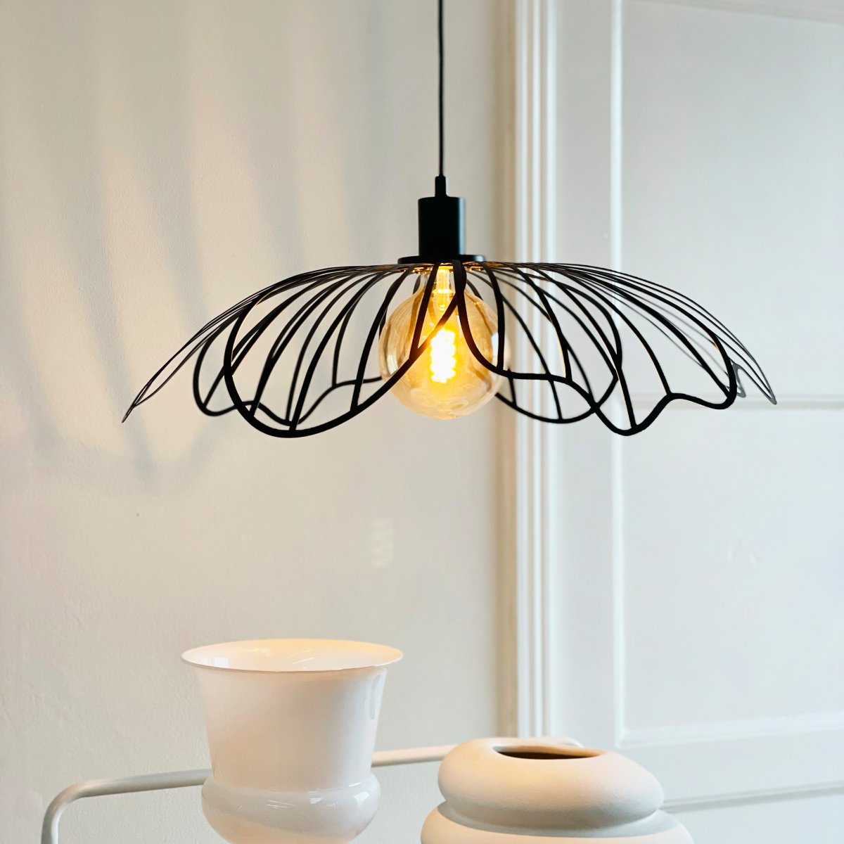 Blumen Ø60 Matta musta kattovalaisin valmistajalta Dyberg Larsen - Den sprider ett sofistikerat ljus och fungerar som en unik mittpunkt i hemmet, vare sig den h&auml;nger &ouml;ver matbordet, i vardagsrummet eller i entr&eacute;n.