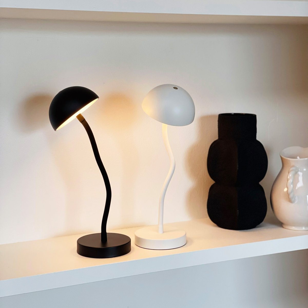 Fonzy 38cm Valkoinen Siirrettävä valmistajalta Dyberg Larsen - Fonzy bordslampa &auml;r b&aring;de rolig och praktisk, och dess flexibilitet g&ouml;r den till ett perfekt val f&ouml;r den som vill ha en lampa som &auml;r b&aring;de funktionell och stilren.