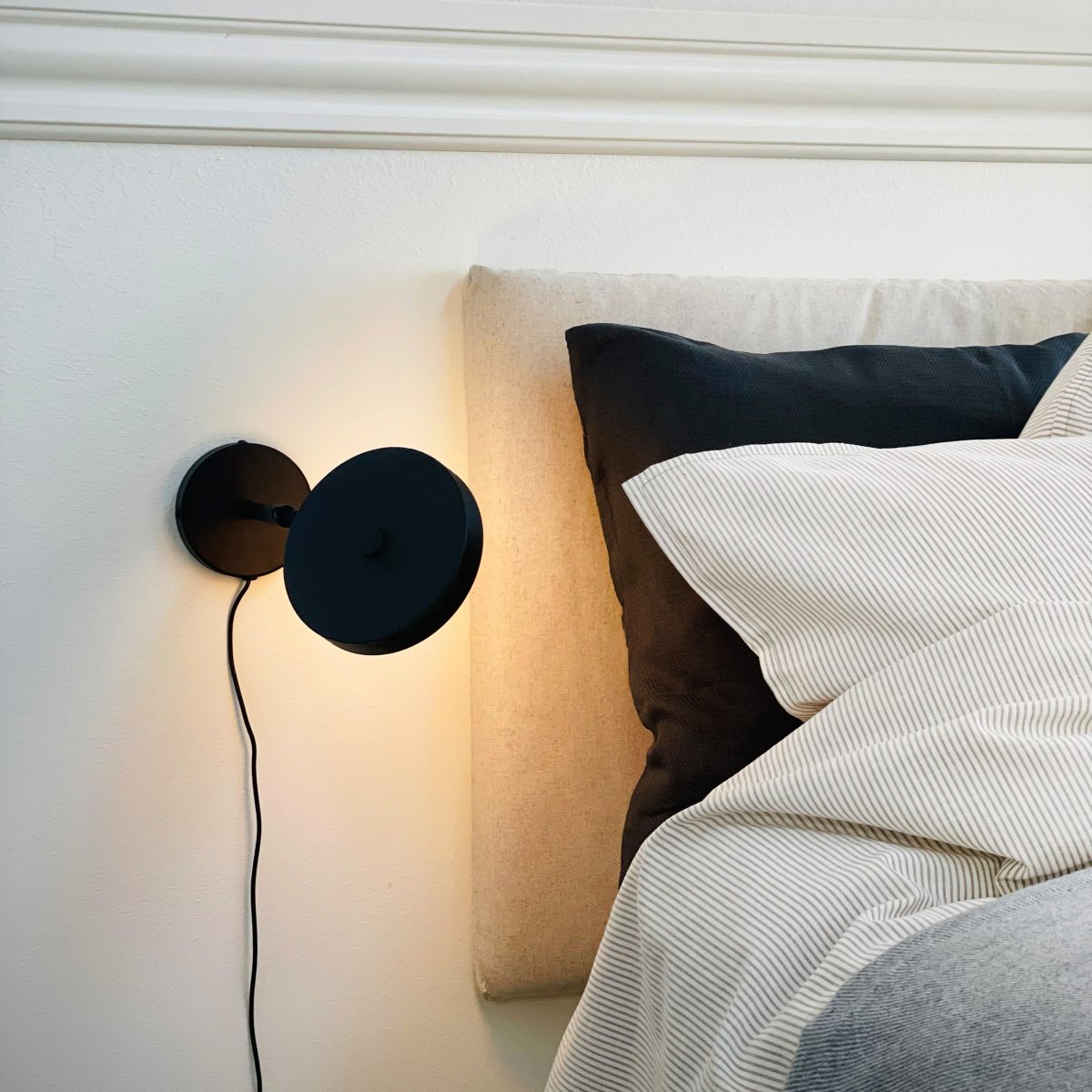 Starlight Musta lukulamppu valmistajalta Dyberg Larsen - En stilren och praktisk v&auml;gglampa &ndash; perfekt vid s&auml;ngen i sovrummet eller som st&auml;mningsbelysning i vardagsrummet eller hallen.