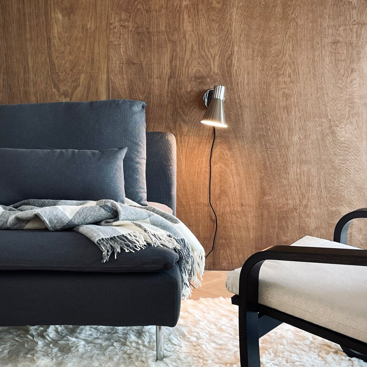 DL12 Kromi lukulamppu valmistajalta Dyberg Larsen - Den blanka kromfinishen ger en exklusiv touch till inredningen och skapar ett rent och sofistikerat utseende.