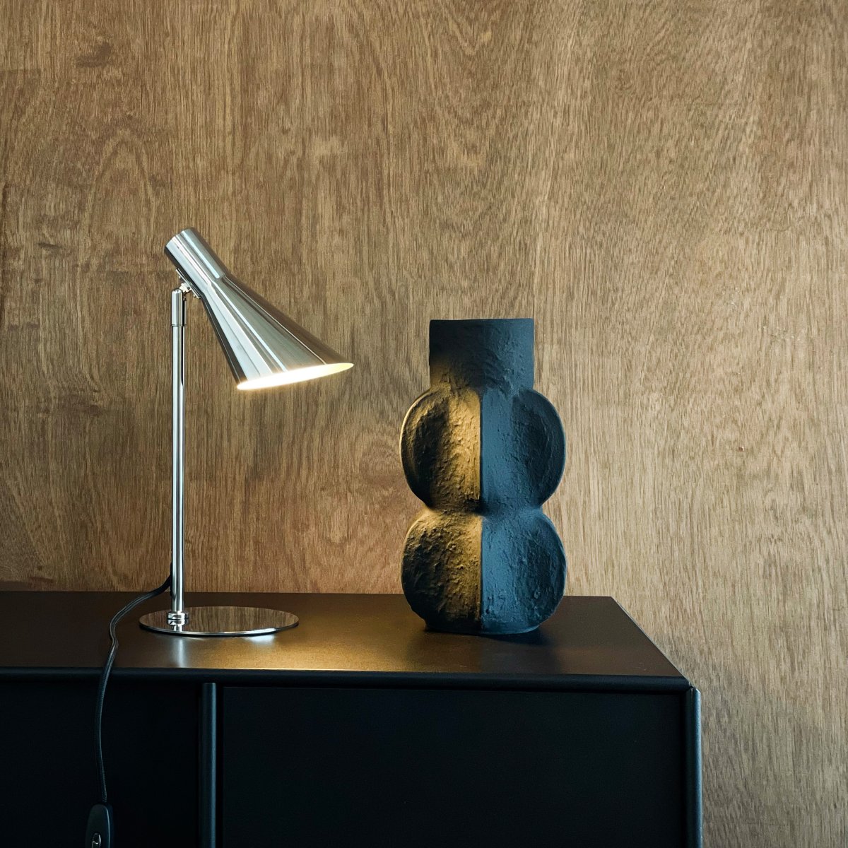 DL12 Mini 40cm Kromi työpöytävalaisin valmistajalta Dyberg Larsen - Kromivärinen DL12 Mini -pöytävalaisin on moderni valaisin ajattomalla muotoilulla.