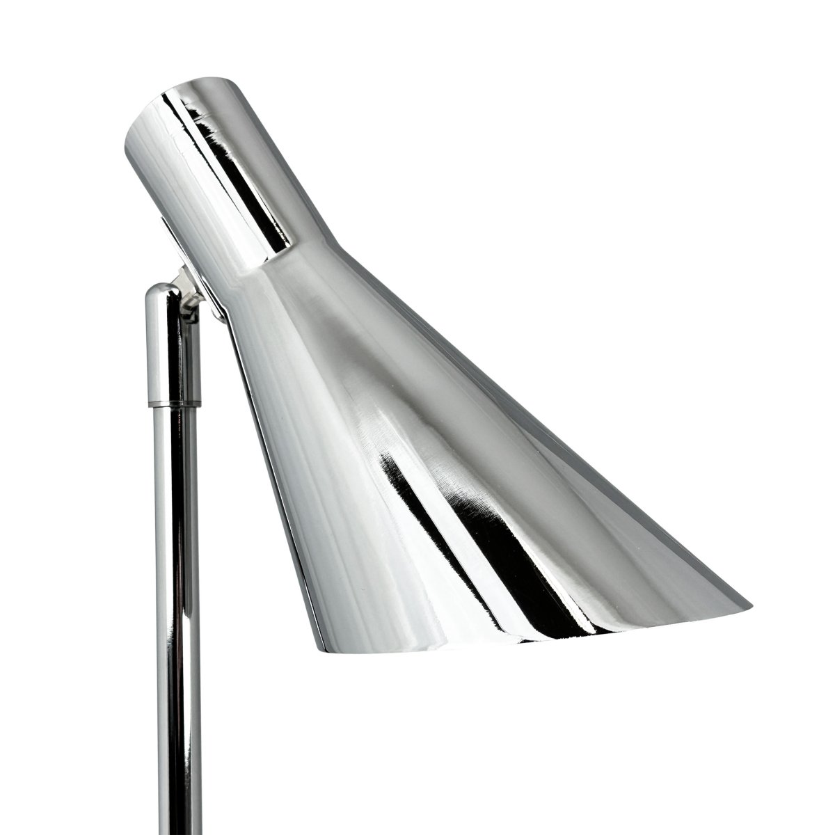 DL12 Mini 40cm Kromi työpöytävalaisin valmistajalta Dyberg Larsen - Kromivärinen DL12 Mini -pöytävalaisin on moderni valaisin ajattomalla muotoilulla.