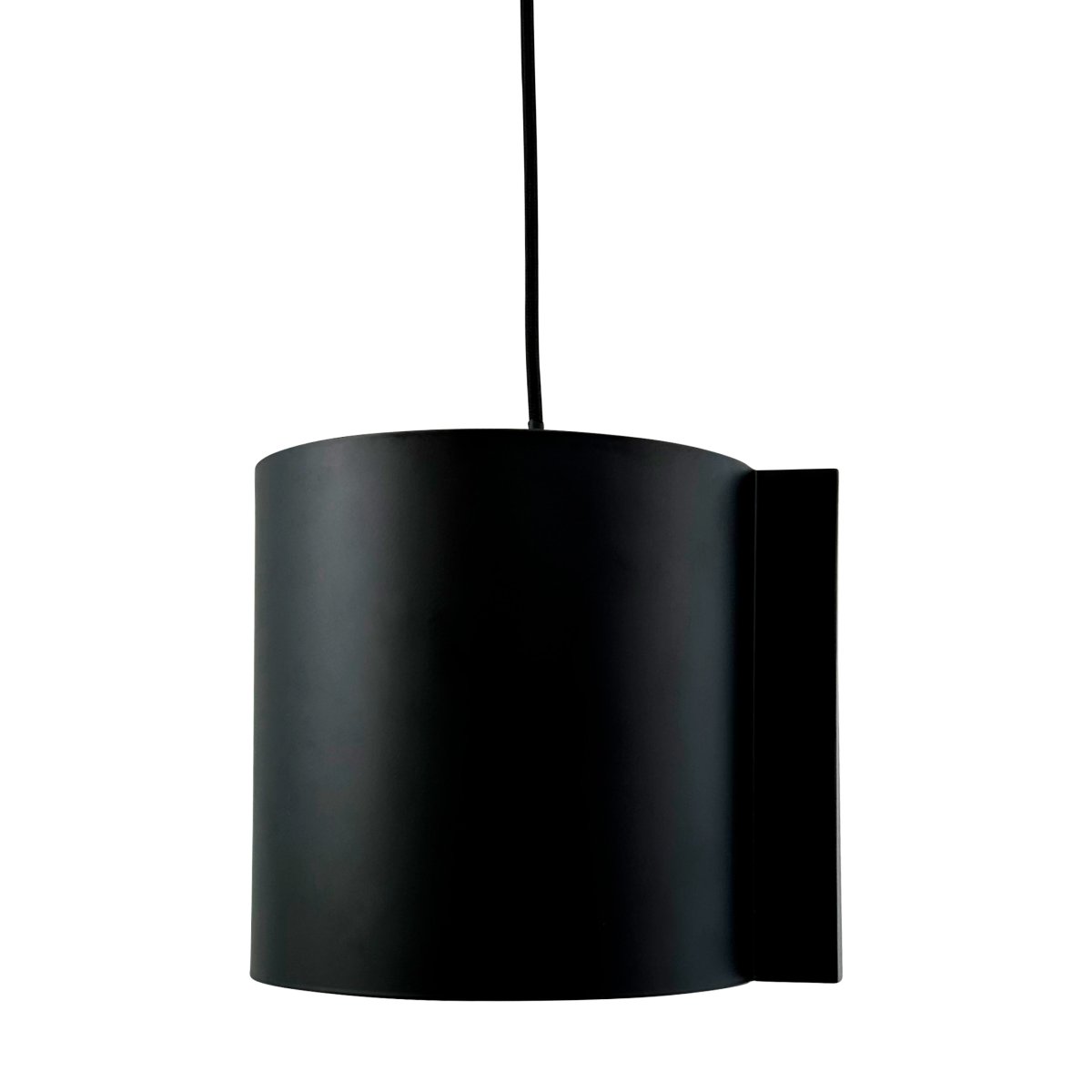 Wum Ø18 Musta kattovalaisin valmistajalta Dyberg Larsen - Tillverkad i metall med en mattsvart finish och en 2 meter l&aring;ng svart tygsladd, &auml;r Wum en perfekt balans mellan funktion och design.