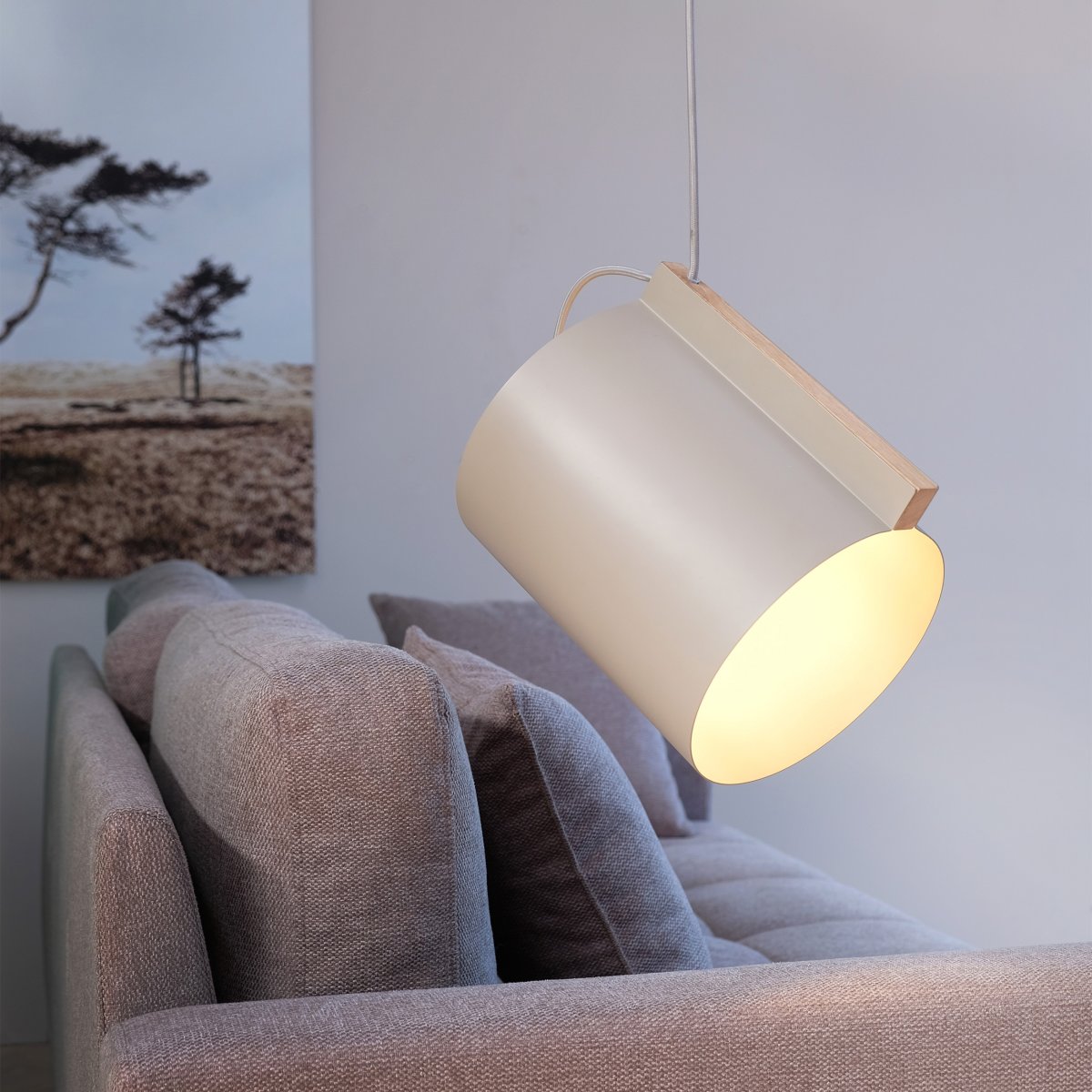 Wum Ø23 Matta harmaa kattovalaisin valmistajalta Dyberg Larsen - Tillverkad i metall med en mattgr&aring; finish och en 2 meter l&aring;ng gr&aring; tygsladd, &auml;r Wum en perfekt balans mellan funktion och design.