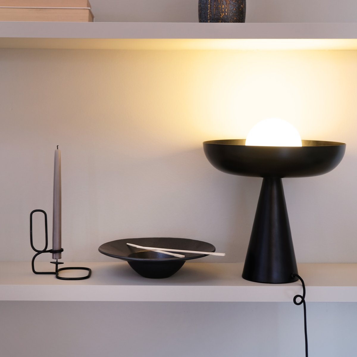 Ava 35cm Musta pöytävalaisin valmistajalta Dyberg Larsen - Mustan metallipohjan ja tyylikkään lasikuvun yhdistelmä ympäröi valoa p&aring; lumoava tapa, joka luo sisustukseen ainutlaatuisen ja huomiota herättävän valopilkun.