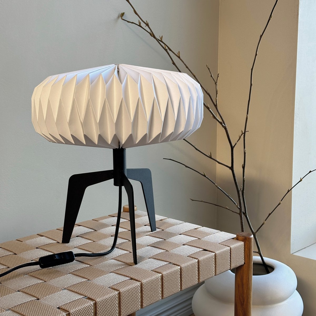 Ventnor 34cm Musta pöytävalaisin valmistajalta Dyberg Larsen - Valaisin on suunniteltu tarjoamaan pehmeää ja viihtyisää valoa kotiisi.