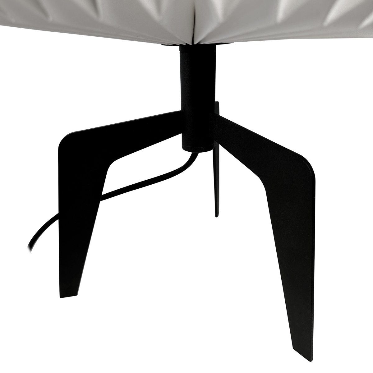 Ventnor 34cm Musta pöytävalaisin valmistajalta Dyberg Larsen - Valaisin on suunniteltu tarjoamaan pehmeää ja viihtyisää valoa kotiisi.