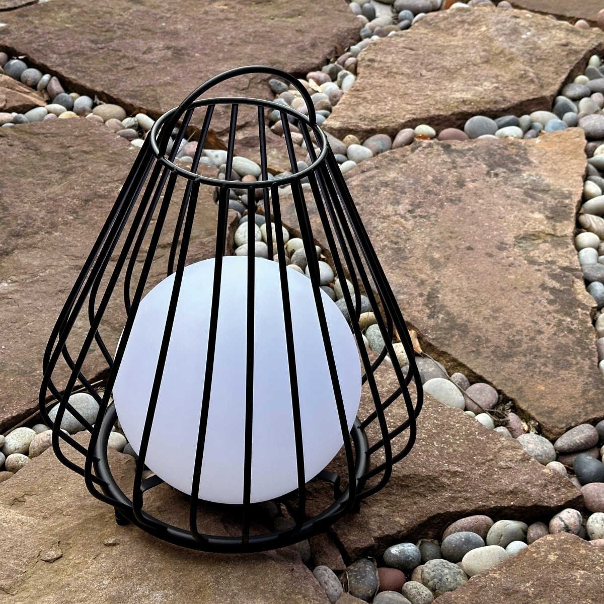 Evesham 38cm Musta Siirrettävä valmistajalta Dyberg Larsen - Den stiliga svarta f&auml;rgen ger ett naturligt och i&ouml;gonfallande inslag i utomhusmilj&ouml;n och bidrar till en inbjudande atmosf&auml;r p&aring; kv&auml;llen.