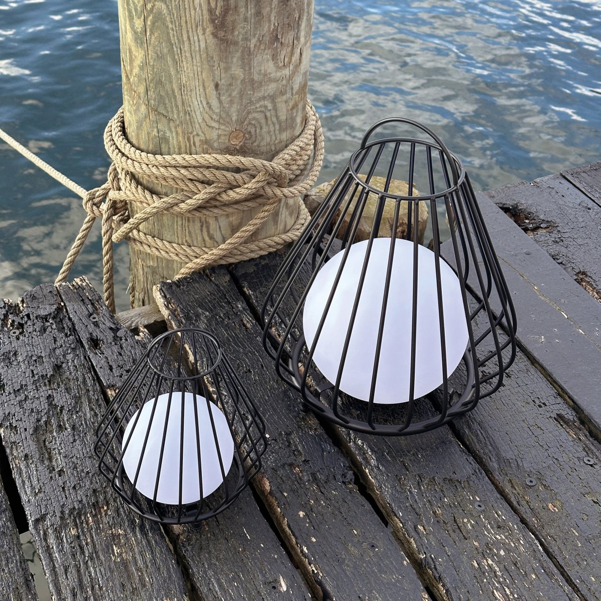 Evesham 38cm Musta Siirrettävä valmistajalta Dyberg Larsen - Den stiliga svarta f&auml;rgen ger ett naturligt och i&ouml;gonfallande inslag i utomhusmilj&ouml;n och bidrar till en inbjudande atmosf&auml;r p&aring; kv&auml;llen.