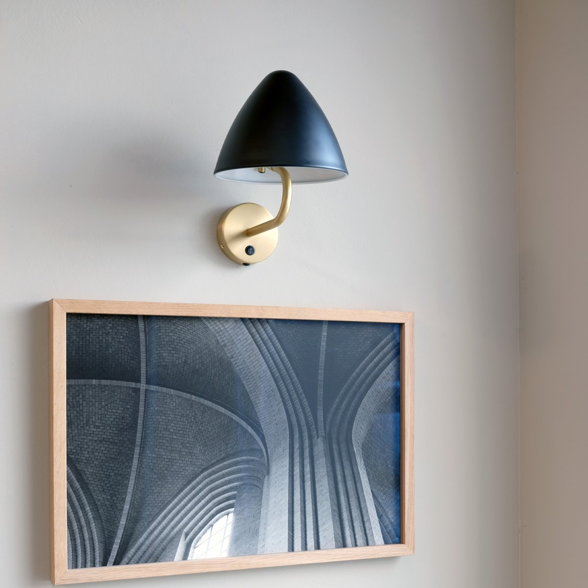 Oulu Ø20 Messinki seinävalaisin valmistajalta Dyberg Larsen - Näyttö on säädettävä ja sen avulla on helppo ohjata valoa ja luoda miellyttävä tunnelma.