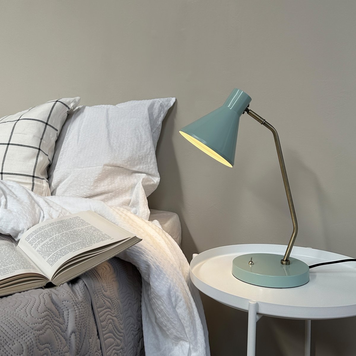 Sleep 43cm Kiiltävä minttu työpöytävalaisin valmistajalta Dyberg Larsen - T&auml;m&auml; p&ouml;yt&auml;valaisin yhdist&auml;&auml; yksinkertaiset linjat ja toiminnot rauhoittavan ja miellytt&auml;v&auml;n valon luomiseksi ymp&auml;rist&ouml;&ouml;si.