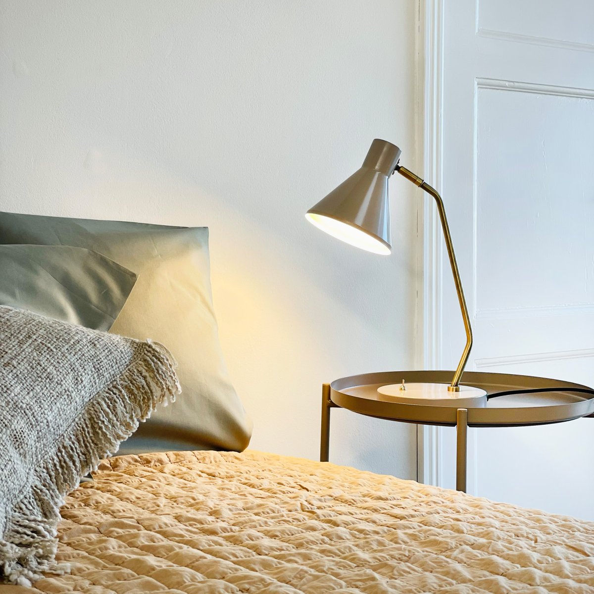 Sleep 43cm Kiiltävä beige työpöytävalaisin valmistajalta Dyberg Larsen - T&auml;m&auml; p&ouml;yt&auml;valaisin yhdist&auml;&auml; yksinkertaiset linjat ja toiminnot rauhoittavan ja miellytt&auml;v&auml;n valon luomiseksi ymp&auml;rist&ouml;&ouml;si.