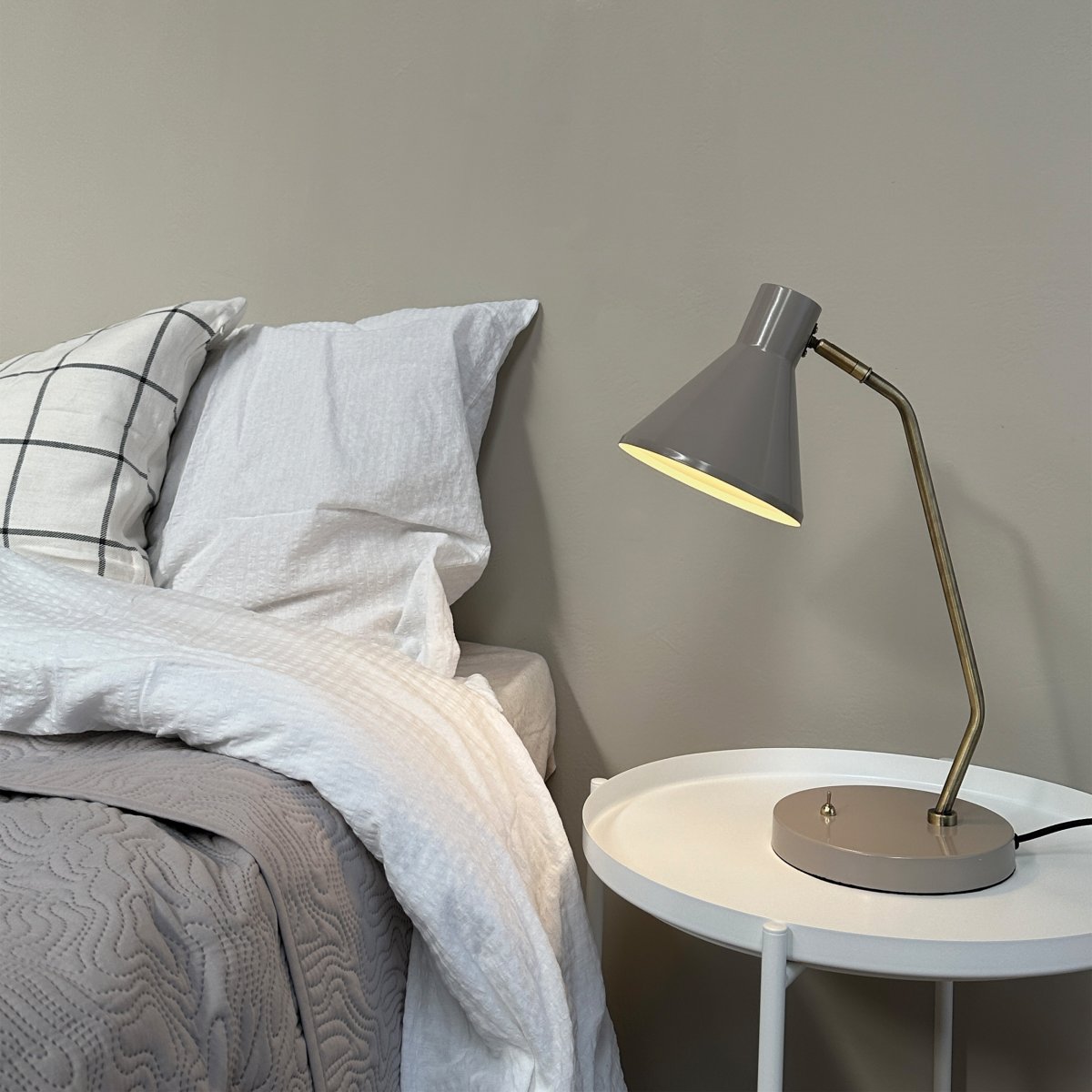 Sleep 43cm Kiiltävä beige työpöytävalaisin valmistajalta Dyberg Larsen - T&auml;m&auml; p&ouml;yt&auml;valaisin yhdist&auml;&auml; yksinkertaiset linjat ja toiminnot rauhoittavan ja miellytt&auml;v&auml;n valon luomiseksi ymp&auml;rist&ouml;&ouml;si.