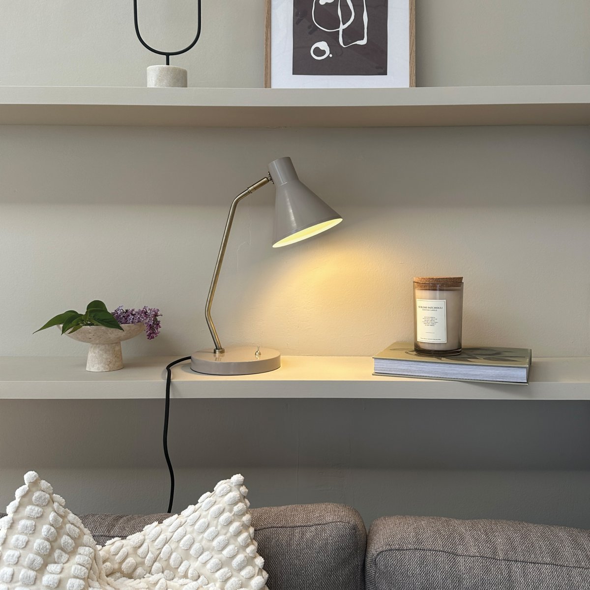 Sleep 43cm Kiiltävä beige työpöytävalaisin valmistajalta Dyberg Larsen - T&auml;m&auml; p&ouml;yt&auml;valaisin yhdist&auml;&auml; yksinkertaiset linjat ja toiminnot rauhoittavan ja miellytt&auml;v&auml;n valon luomiseksi ymp&auml;rist&ouml;&ouml;si.