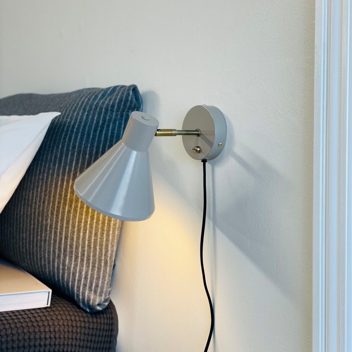 Sleep Kiiltävä beige lukulamppu valmistajalta Dyberg Larsen - Beigen v&auml;rinen Sleep-sein&auml;valaisin on yksinkertainen ja kaunis valaistusratkaisu kotiisi.