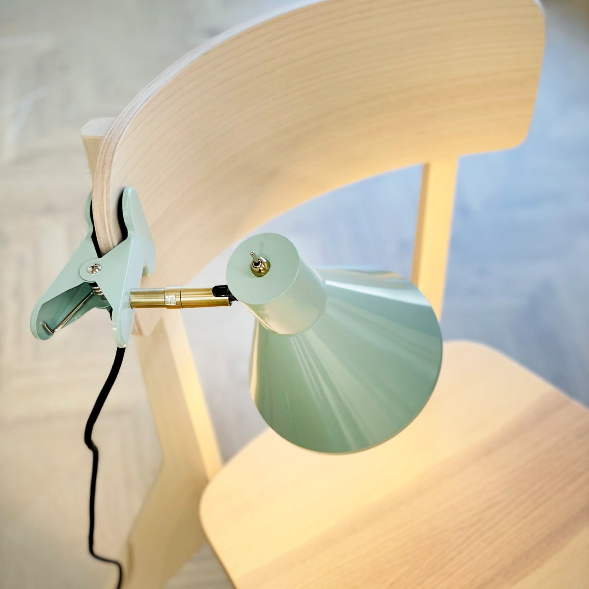 Sleep Kiiltävä minttu nipistinvalaisin valmistajalta Dyberg Larsen - Minunvihre&auml; univalaisin on monipuolinen ja k&auml;yt&auml;nn&ouml;llinen kodin valaistusratkaisu.