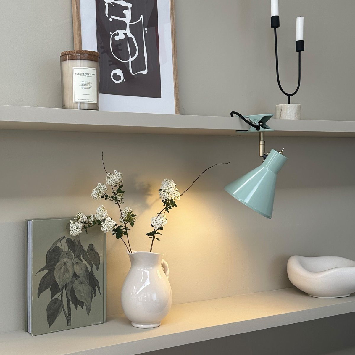 Sleep Kiiltävä minttu nipistinvalaisin valmistajalta Dyberg Larsen - Minunvihre&auml; univalaisin on monipuolinen ja k&auml;yt&auml;nn&ouml;llinen kodin valaistusratkaisu.