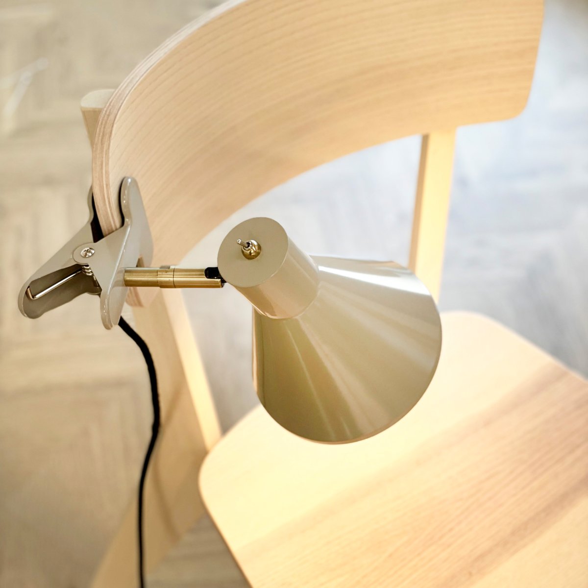 Sleep Kiiltävä beige nipistinvalaisin valmistajalta Dyberg Larsen - Siin&auml; yhdistyv&auml;t yksinkertaisuus ja toimivuus eleganteilla linjoilla, jotka lis&auml;&auml;v&auml;t sisustukseen hienovaraista tunnelmaa.