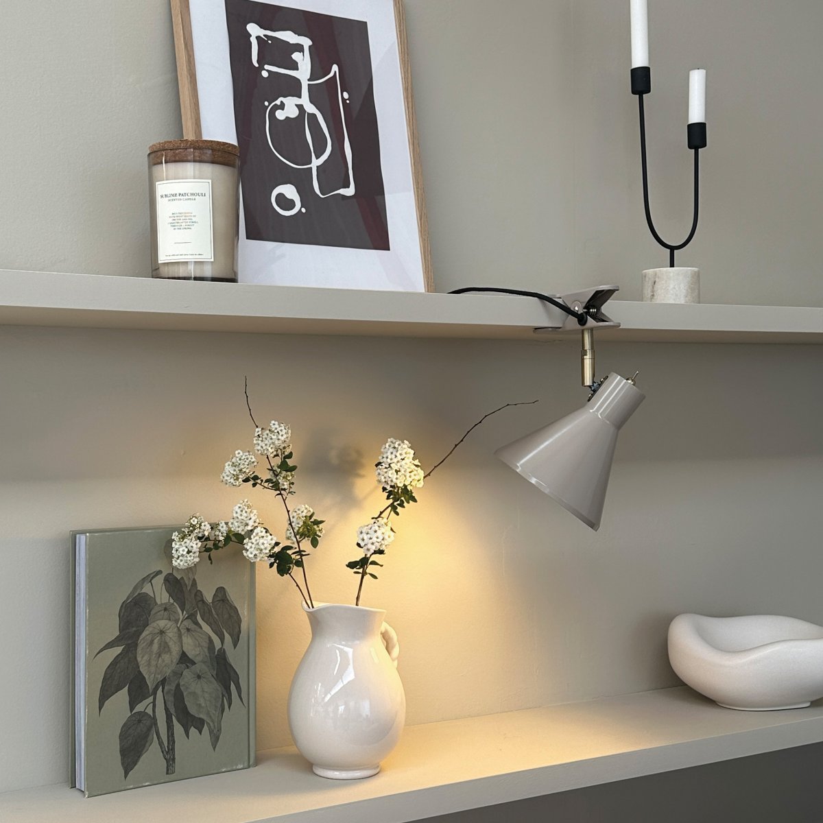 Sleep Kiiltävä beige nipistinvalaisin valmistajalta Dyberg Larsen - Siin&auml; yhdistyv&auml;t yksinkertaisuus ja toimivuus eleganteilla linjoilla, jotka lis&auml;&auml;v&auml;t sisustukseen hienovaraista tunnelmaa.