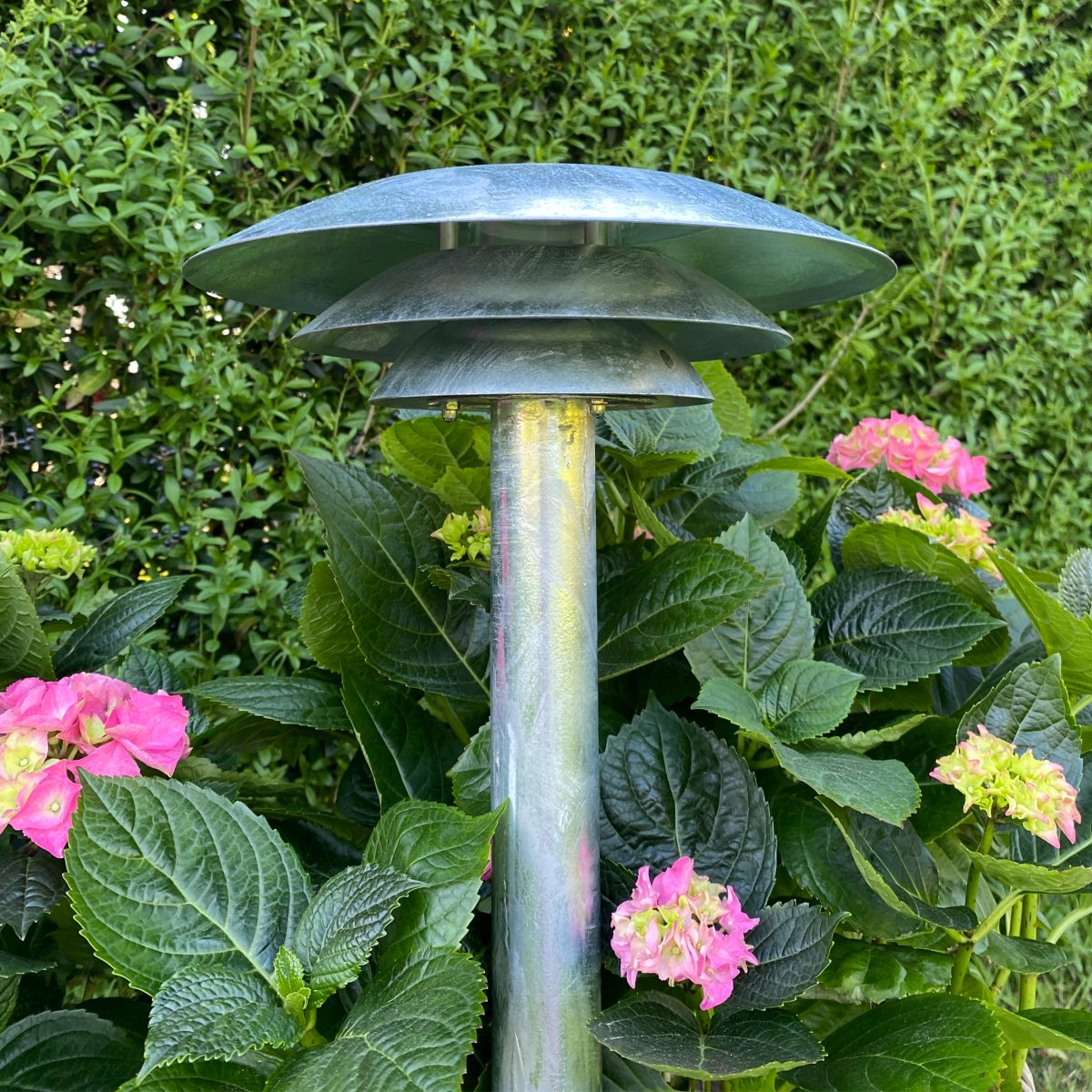 DL25 Galvanoitu pylväsvalaisimet valmistajalta Dyberg Larsen - Toimivuuden ja kestävyyden yhdistelmällä tämä lamppu on suunniteltu kestämään ulkoilmaa ja tarjoamaan luotettavaa valoa.