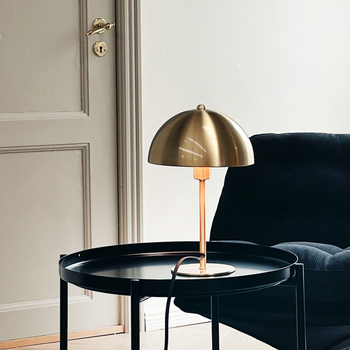 Lyon 30cm Messinki pöytävalaisin valmistajalta Dyberg Larsen - Klassisen muotoilunsa ja modernien materiaalivalikoimansa ansiosta Lyon-pöytävalaisin on hienostunut valinta kotiin, jossa yhdistyvät eleganssi ja toimivuus täydellisessä makeassa.